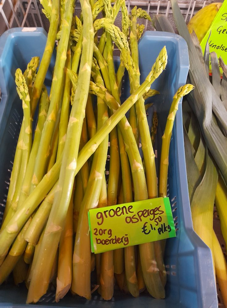 Zolang de voorraad strekt, groene asperges bij Boerderijwinkel Lensink in Aalten - Lintelo